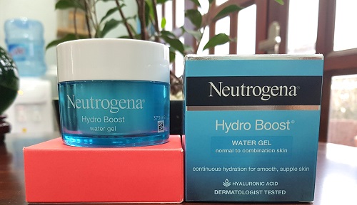 Kem dưỡng ẩm Neutrogena có thiết kế với tone màu xanh nhẹ nhàng, bắt mắt